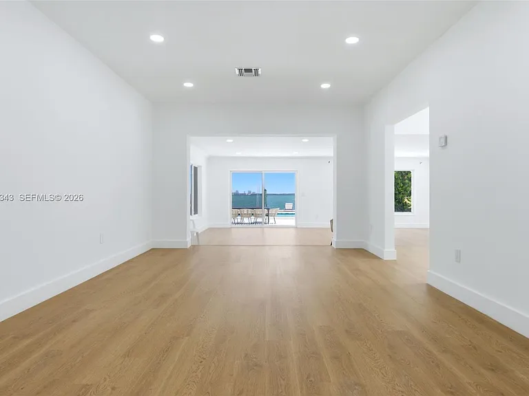 1510 S Treasure Dr — Photo 12