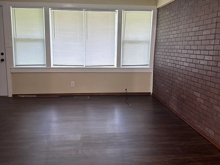 2067 N Columbia Ave — Photo 5
