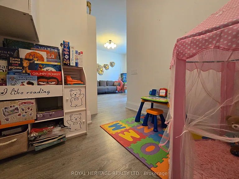 30 Roehampton Ave #403 — Photo 15