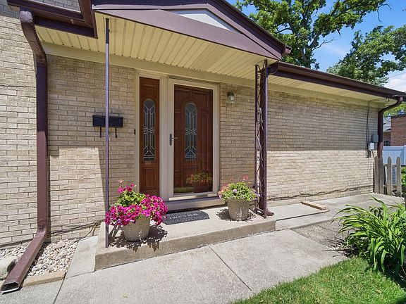 3rd image of 9523 Laramie Ave