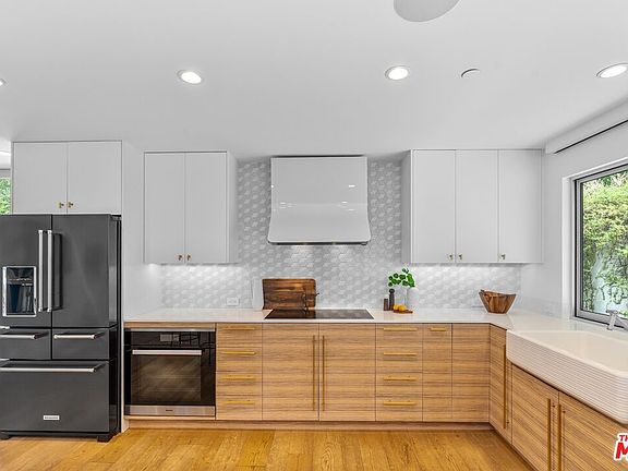 4th image of 2129 Redcliff St
