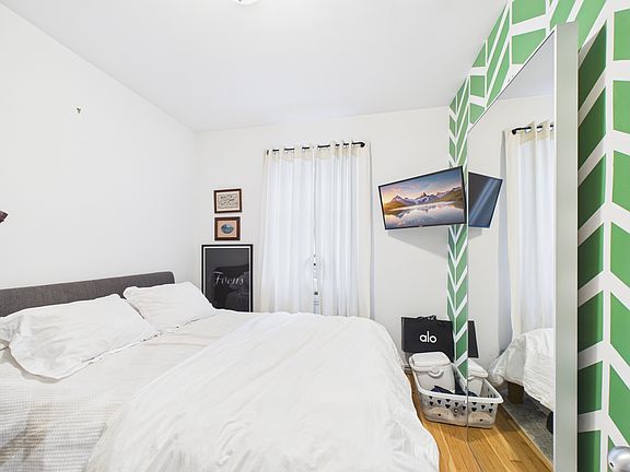 4th image of 305 W 19th St APT 42