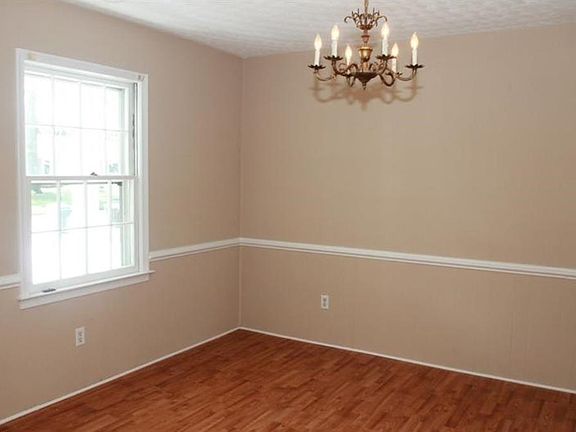 4th image of 904 Earl Of Essex Ct