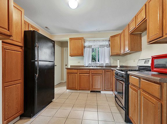 4th image of 374 Wilshire St