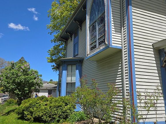 3rd image of 162 E 2nd St