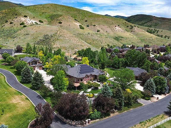 3rd image of 3990 Summer Ridge Rd