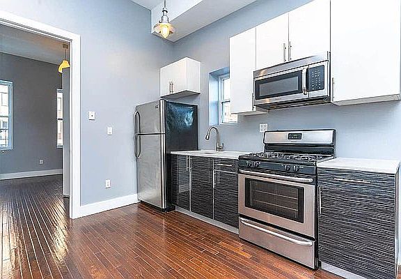 2nd image of 2362 Pacific St #3