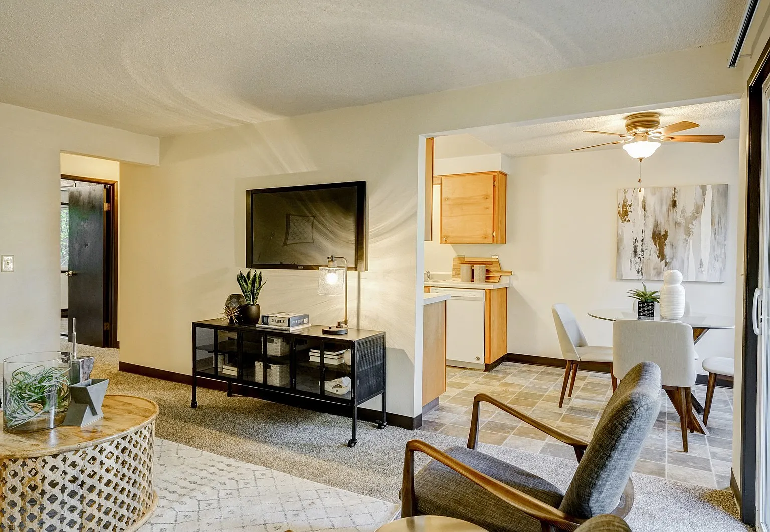 Air Conditioned, Spacious Apartments! Free Water/Sewer/Garbage — Photo 3