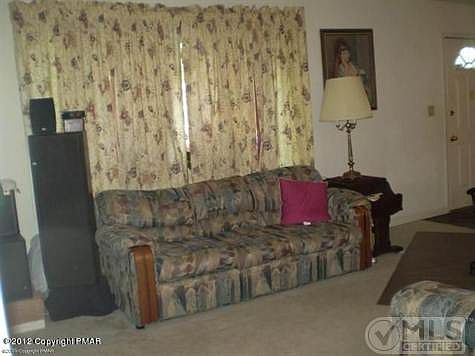 LIVING RM