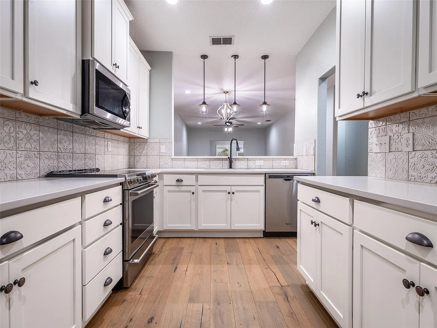 2 bed, 2.5 bath, 1392 sqft, $2,400 — Photo 3