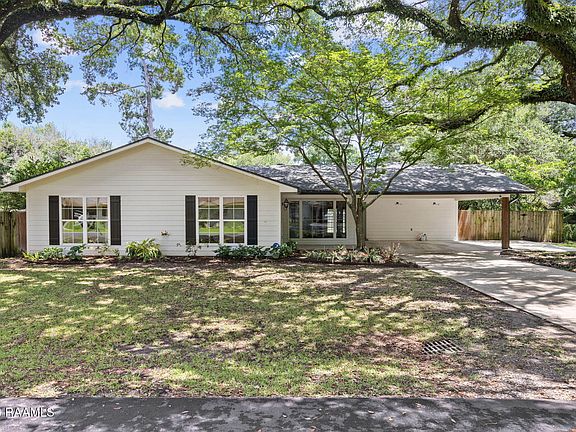 3rd image of 205 Live Oak Dr