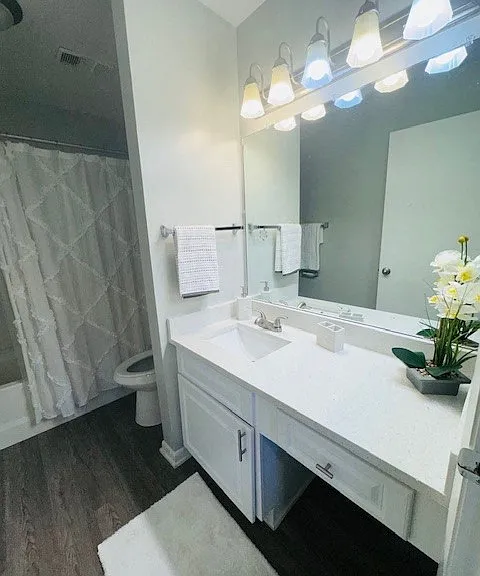 Country Club Lakes Apartments — Photo 13