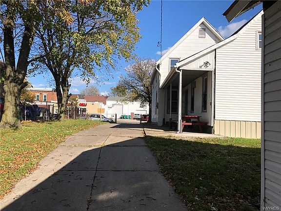 4th image of 2038 Niagara St