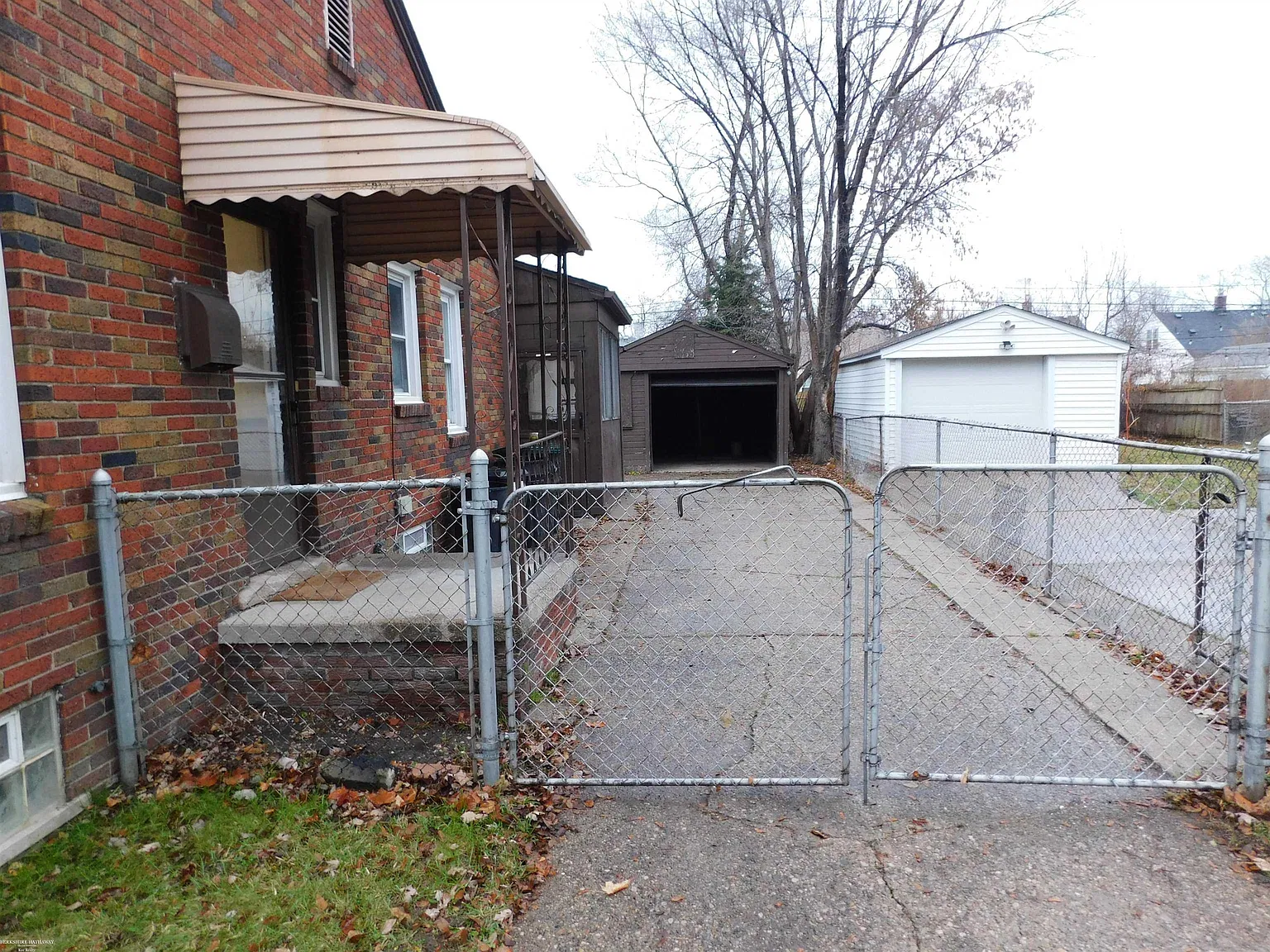 3 bed, 1.0 bath, 720 sqft, $1,350 — Photo 2