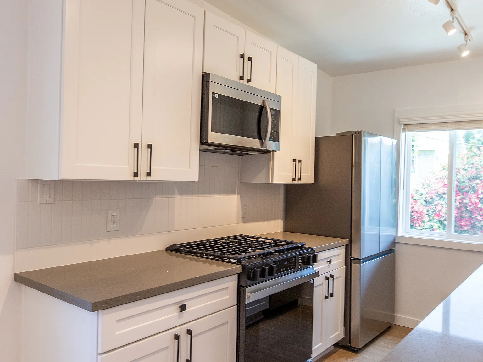 3 bed, 825 sqft, $3,795 — Photo 3