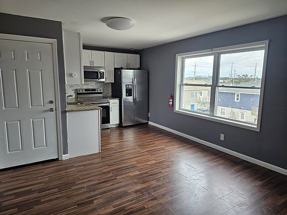 3rd image of 724 Warrena Rd #2