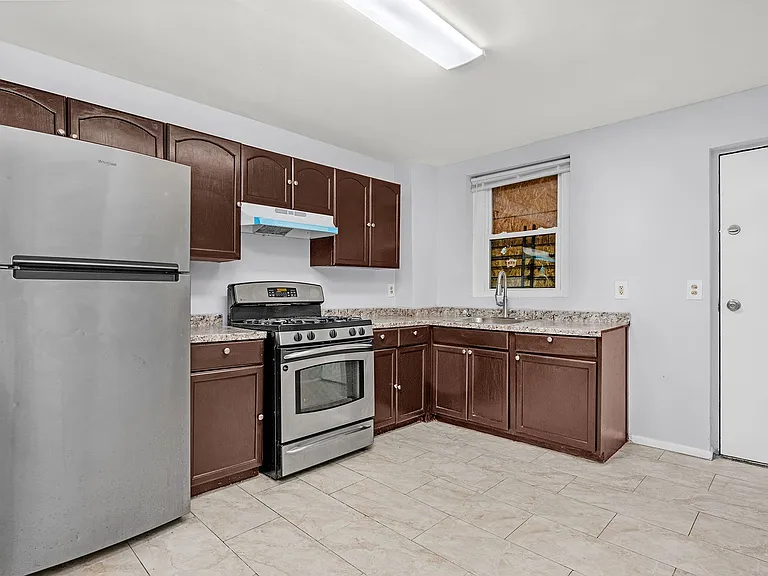 502 N Glover St — Photo 14