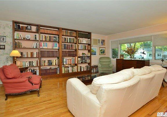 4th image of 19 Gristmill Ln