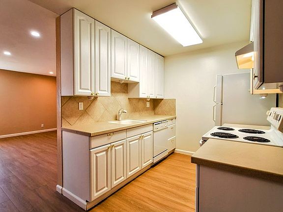 2nd image of 890 Burbank Dr APT 2