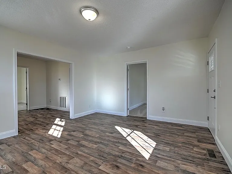 1107 Miller St — Photo 6