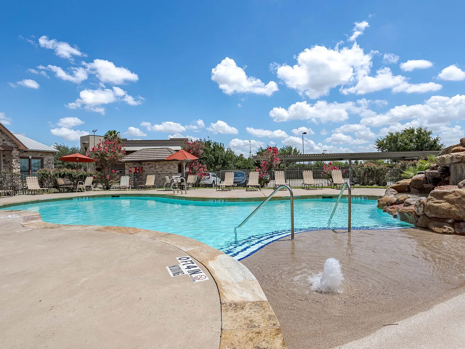 Plantation Apartments — Photo 1