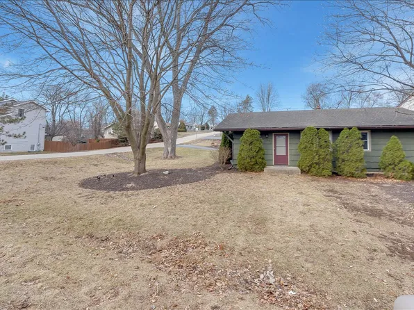 411 E Oak St, Lake In The Hills, IL 60156