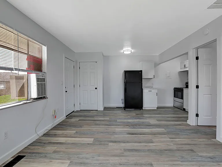 ENGLEWOOD APARTMENTS — Photo 34
