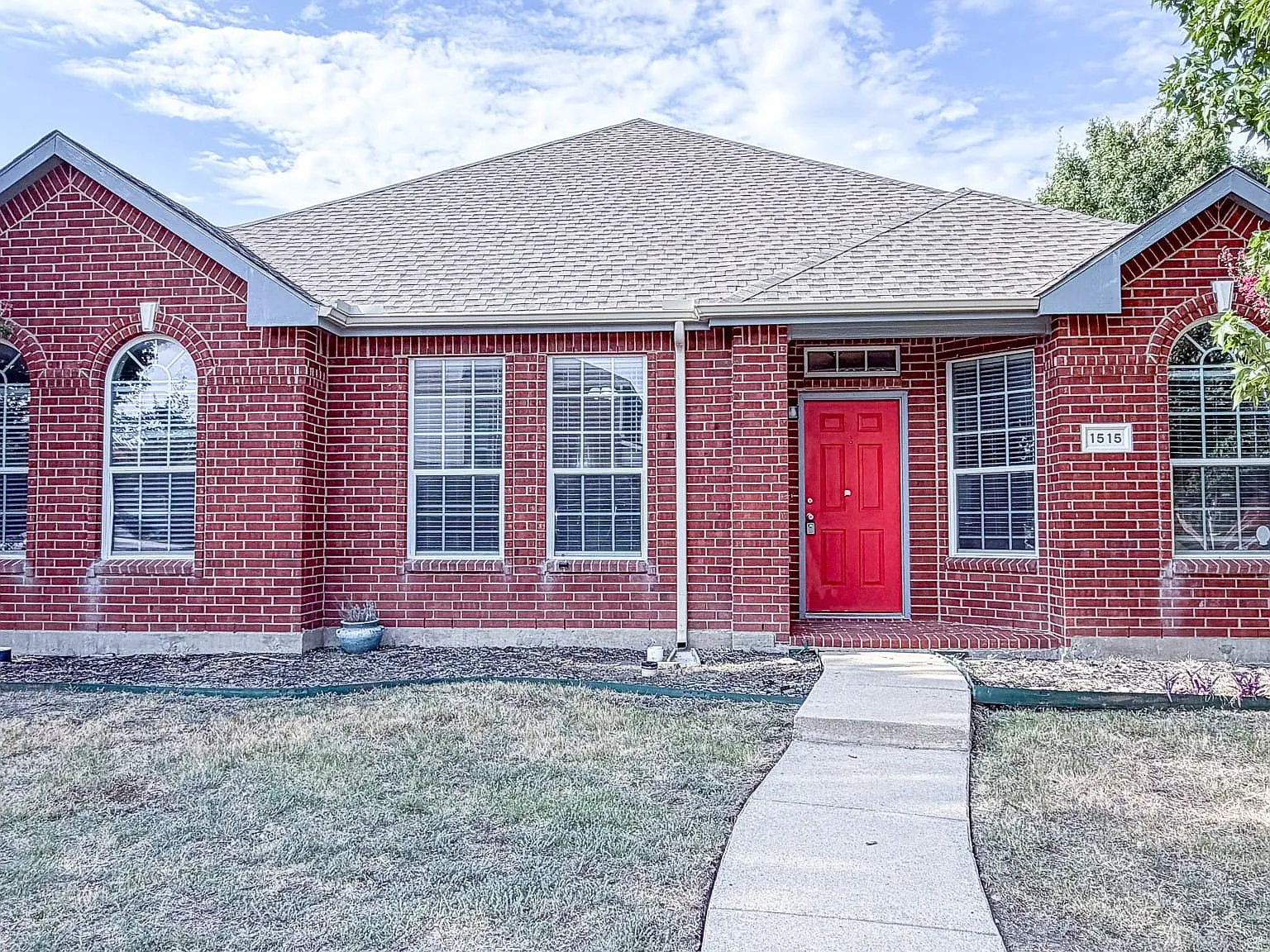 3 bed, 2.0 bath, 2336 sqft, $2,500 — Photo 1