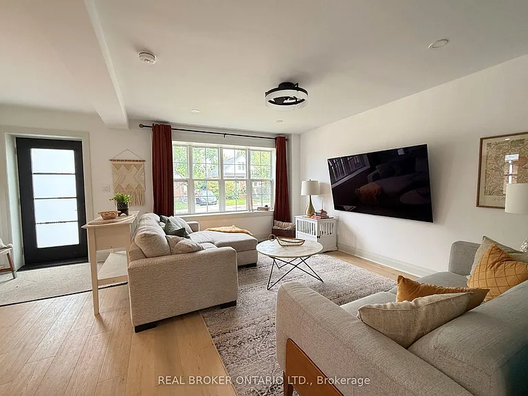 286 E 18th St — Photo 2