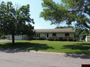 1593 Sharon Dr, North Mankato, MN 56003
