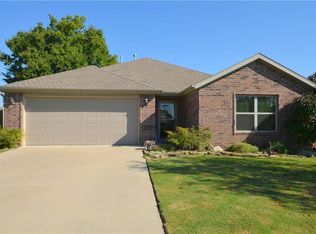 1211 Cottonwood Rd, Centerton, AR 72719