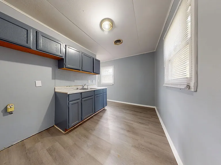 393 Spayer Ln — Photo 3