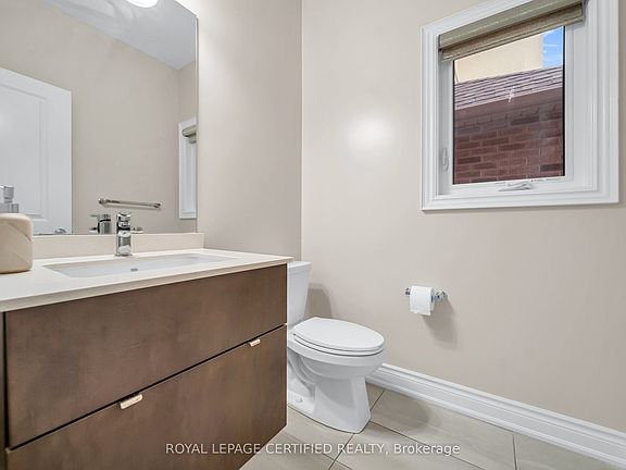 5th image of 18 Vineyard Dr