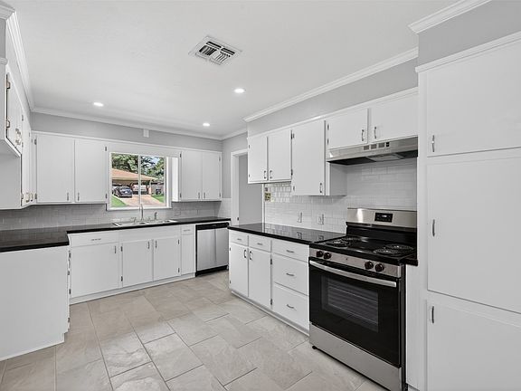 3rd image of 2709 Ridge Lake Dr