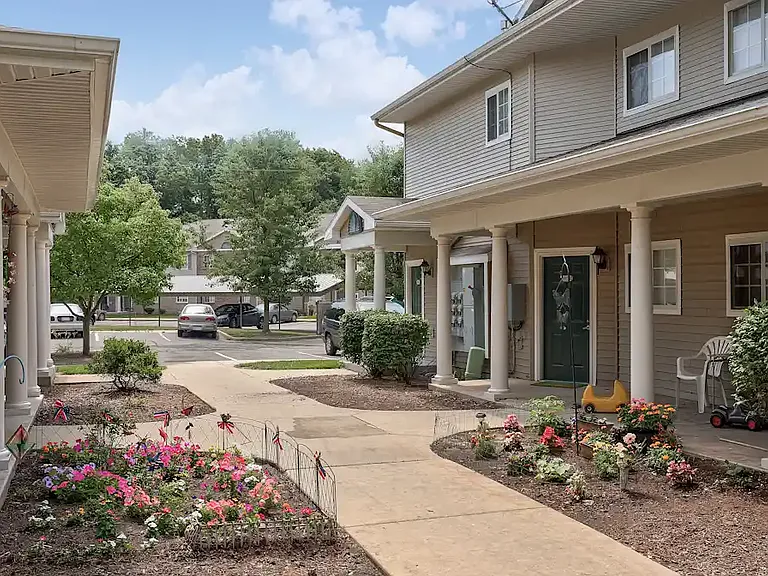 Emerald Park Apartments — Photo 14