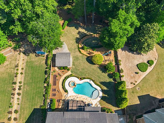 2nd image of 2736 Pangborn Rd