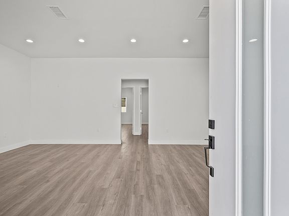 3rd image of 8443 Colbath Ave