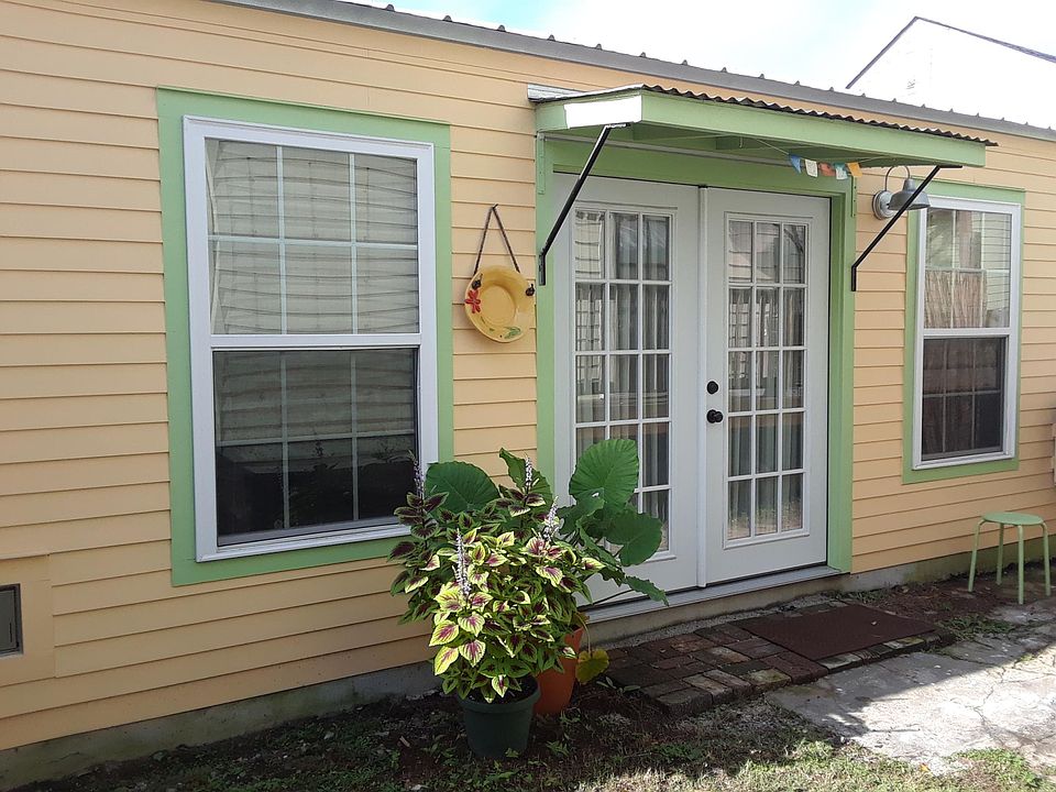 1st image of 3028 Banks St