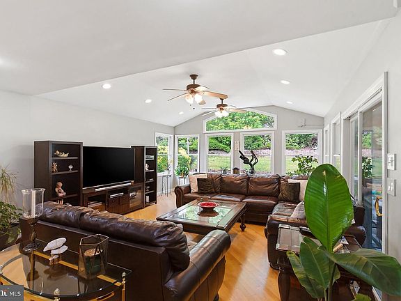 4th image of 16 Redwood Dr