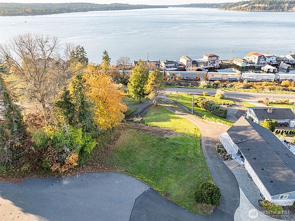 2nd image of 2704 Soundview Dr W