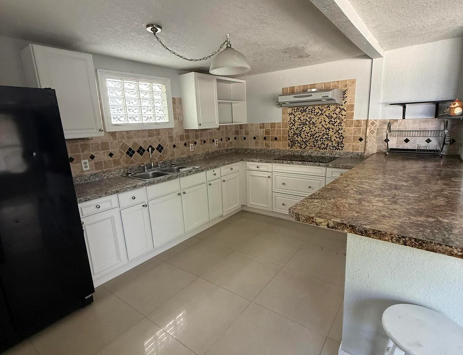 2 bed, 1.0 bath, 818 sqft, $2,300 — Photo 2