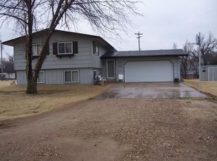 2010 Holloway Ln, Winfield, KS 67156