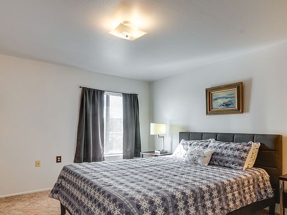 2nd image of 25 E Lexington #3