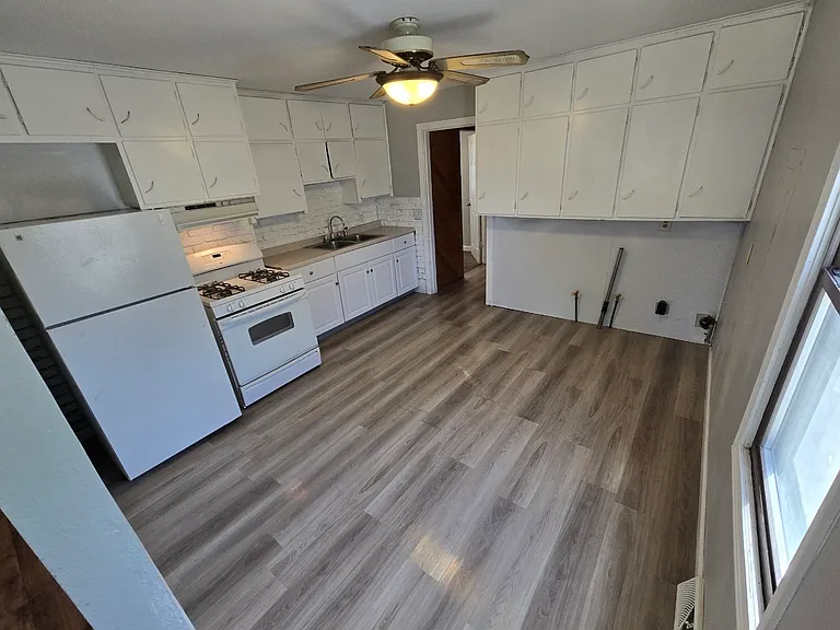 449 4th St E — Photo 3
