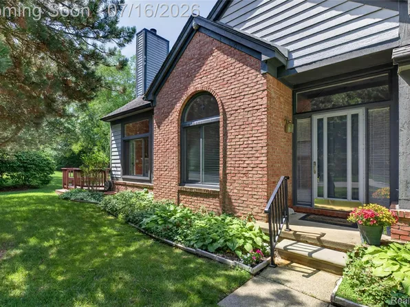 2775 Lochmoor Blvd #19, Lake Orion, MI 48360
