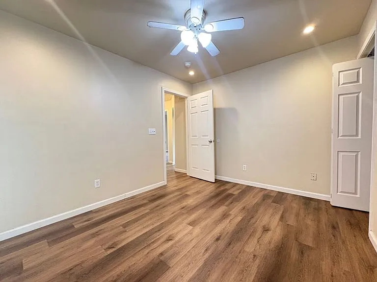 1003 Victoria Ave — Photo 17
