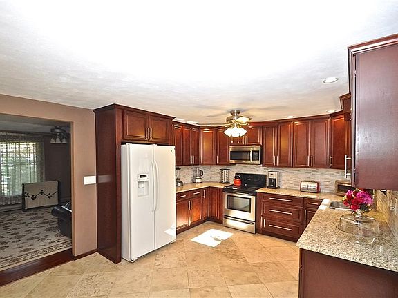 5th image of 1069 Howard Dr