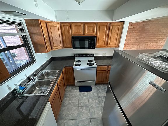 4th image of 2400 Dewes St #B1