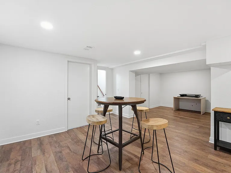 2923 W 50th St — Photo 27