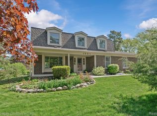 1501 Deerhurst Ln, Rochester Hills, MI 48307
